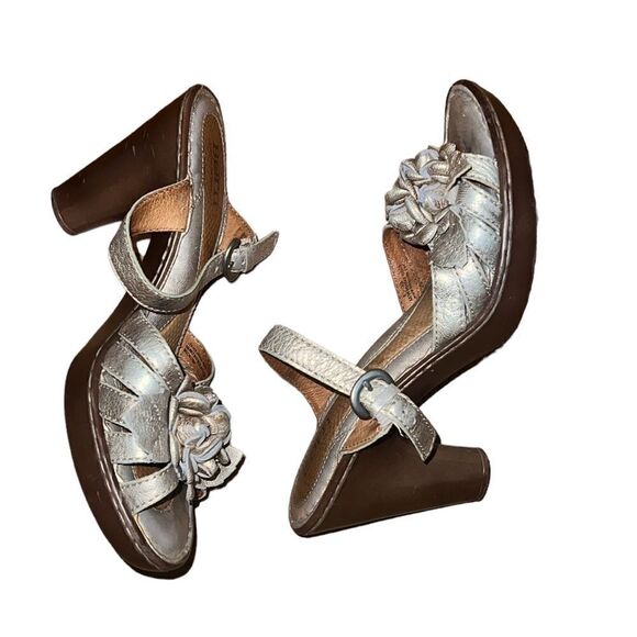 Born Gold Leather Sandals Size 8 - Picture 3 of 5